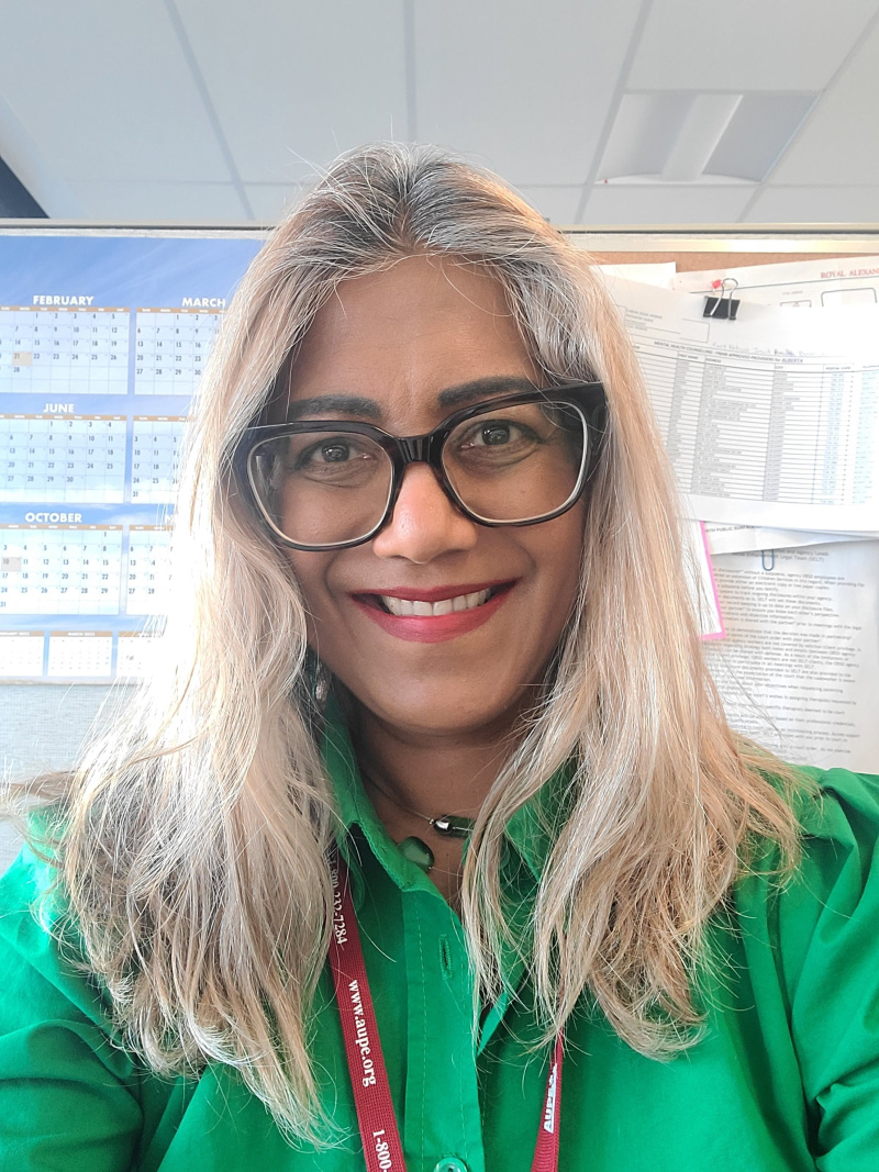 A portrait picture of DOVE Award winner Shamanthi Cooray, wearing glassed and smiling