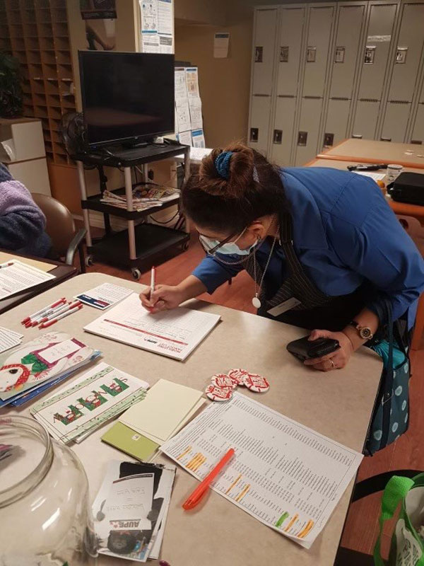 AUPE Revera Aspen Ridge member signs pledge